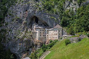 Predjamski Grad (château de Lueg)