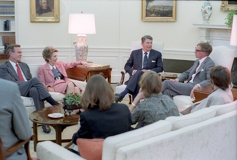 File:President Reagan Meets With Nicholas Daniloff C37236-20.jpg