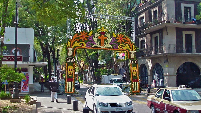 File:Puerta a Coyoacán.JPG