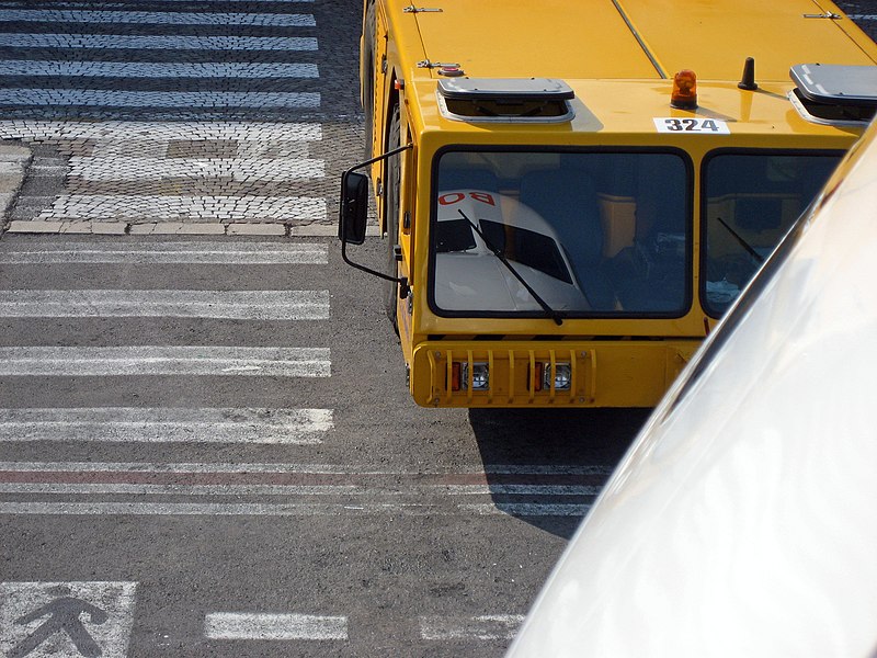 File:Pushback tractor in front of Easyjet A319.JPG