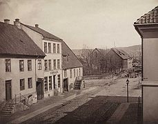 Rådhusgatas nedre kvartal med nr. 1 og 3, mot sjøbodene ved Børshagen, 1870-1880. Foto: Ukjent / Oslo Museum