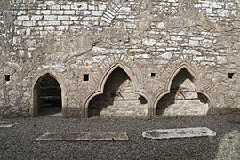 Rathfran Priory Choir Tomb Niches 2013 09 10.jpg