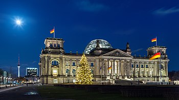 Vánoční strom před budovou Říšského sněmu v Berlíně, v níž sídlí Spolkový sněm