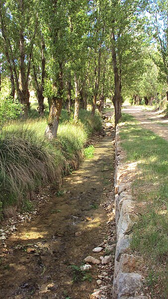 File:Rio El caño - Cuevas de Almudén.jpg