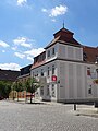 Wohnhaus mit Laden (Sparkasse), in Ecklage