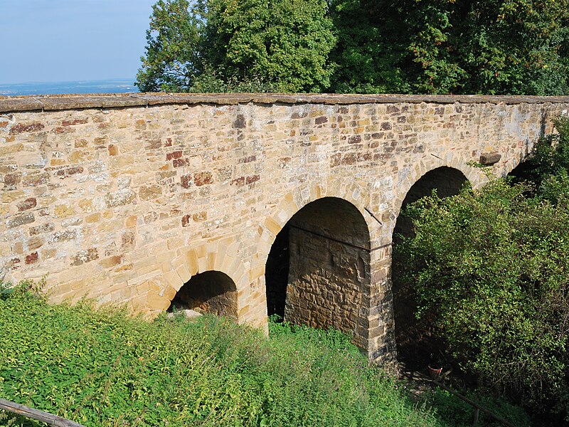File:Ruine Hohenrechberg Viadukt.jpg
