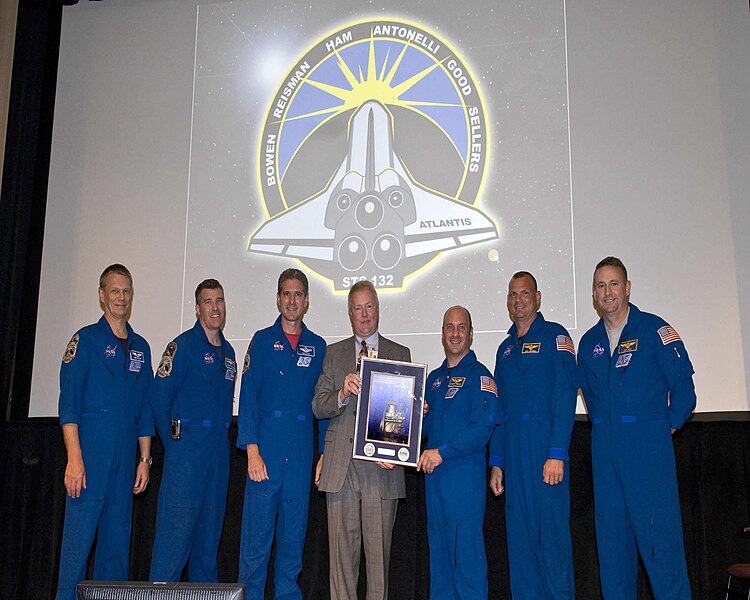 File:STS-132 shuttle crew visits Stennis (SSC-2010-01314).jpeg