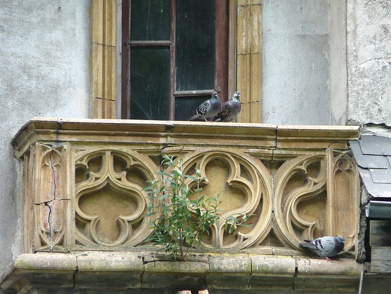 File:Saint-Béat maison bord Garonne balcon.JPG