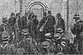 La troupe tentant d'enfoncer la porte de la cathédrale de Saint-Pol-de-Léon en novembre 1906 lors de la querelle des inventaires.