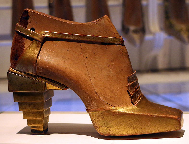 File:Salvatore ferragamo, modello di sandalo ispirato all'egitto, 1930.JPG