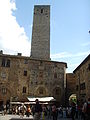 La torre dei Becci vista da piazza della Cisterna