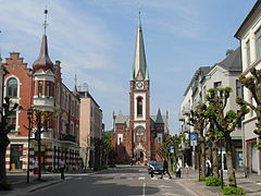 Sandefjord kirke sett fra syd og Kirkegata