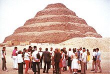 [1] Touristen vor der Djoser-Pyramide in Ägypten
