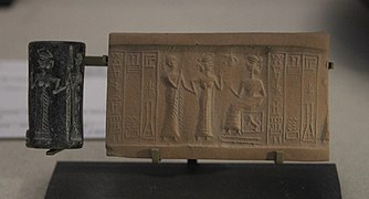Sceau-cylindre en chlorite d'un scribe avec impression moderne, représentant une scène de présentation devant une déesse. Girsu, musée du Louvre.