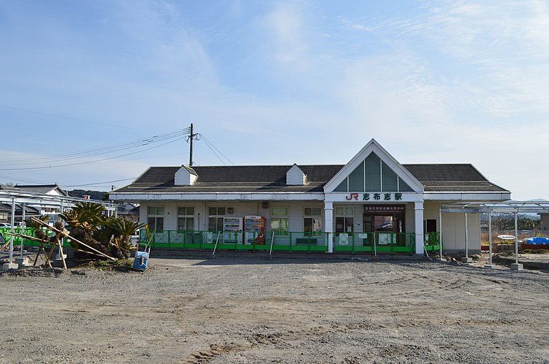 File:Shibushi Station, ekisha.jpg