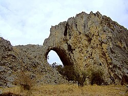 Пробитата скала край Върбени