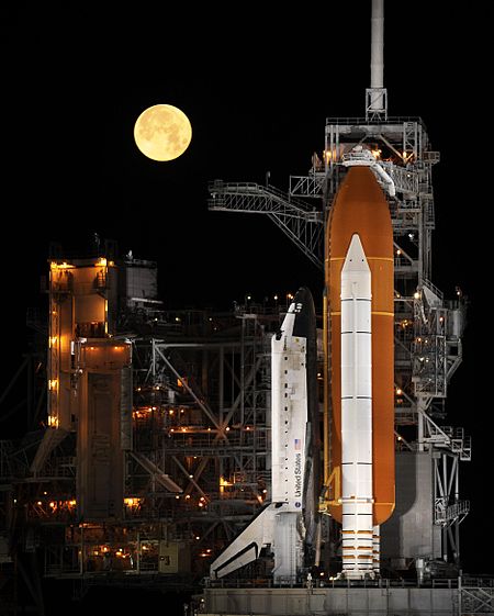Fail:Space_Shuttle_Discovery_under_a_full_moon,_03-11-09.jpg