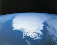 Handlingen i I cirkelns mitt utspelas på Nordpolen, när en ny NASA-satellit fångar bevis på ett häpnadsväckande sällsynt fynd, begravt djupt ner i den arktiska isen.