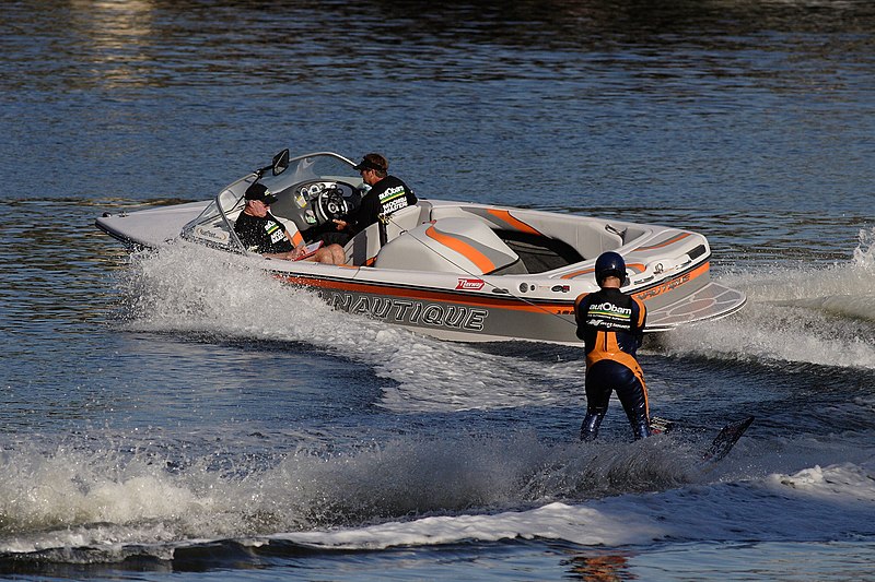 File:Speed boat and water skiier.jpg