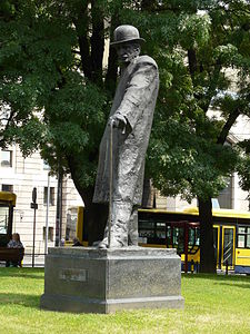 Споменик Браниславу Нушићу у Београду