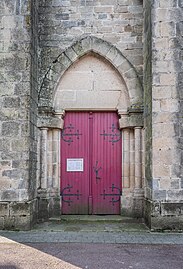 La porte typiquement néo-gothique.