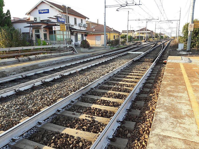 File:Stazione Vignale - deviatoi lato nord.jpg