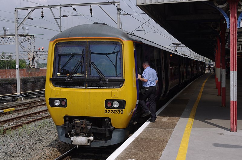 File:Stockport railway station MMB 20 323239.jpg