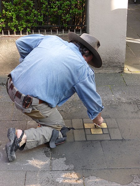 File:Stolpersteinverlegung am 4. April 2017, Blumenthalstraße 15 in Köln (1).jpg