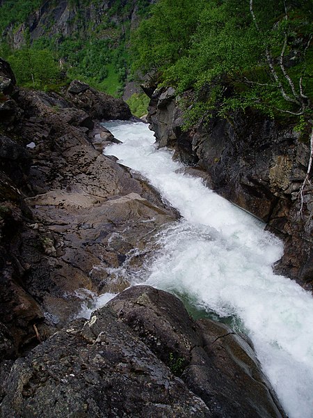 File:Storfossen Rombakselva 2.jpg