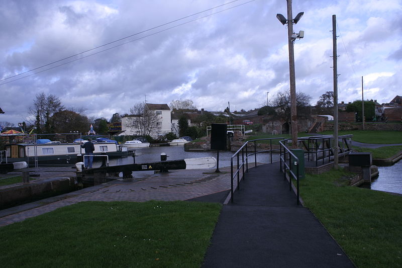 File:Stourport Staffordshire and Worcestershire Canal.JPG