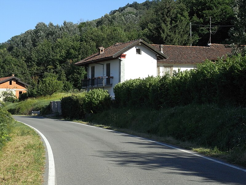 File:Strada del Rocchino (Bistagno, Piemonte, NW Italy) 02.jpg