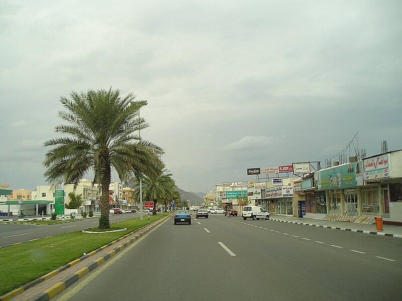 File:Street in Khor Fakkan.jpg