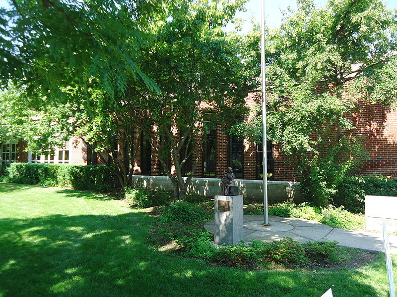 File:Summit Public Library view from Maple Street early July exterior view.JPG