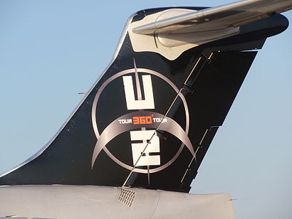 Rep zrakoplova McDonnell Douglas MD-83 sastava U2 s logotipom turneje za vrijeme nastupa u Zagrebu