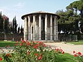 Il tempio di Ercole Vincitore nel foro Boario (il secondo edificio in marmo di Roma e databile al 120 a.C.).