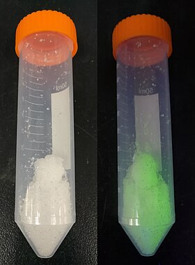 hexahydrát dusičnanu terbitého (vlevo) a luminiscence pod 254 nm UV světla (vpravo)