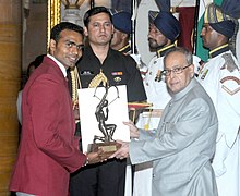 Prezident, Shri Pranab Mukherjee, předávající cenu Arjuna za rok 2015 Shri Sreejesh P.R. za hokej, na třpytivém ceremoniálu v Rashtrapati Bhavan v Novém Dillí 29. srpna 2015.jpg