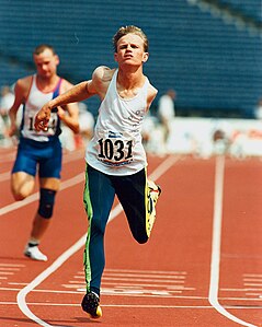 Tim Matthews terminer sa course à l'Atlanta 1996 paralympique Games.jpg