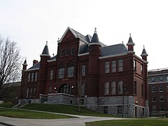 Tolley Administration Building v Syrakusách, postavená v roce 1889.