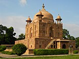 Tomb of Nisar Begum at Khusro Bagh Allahabad.jpg