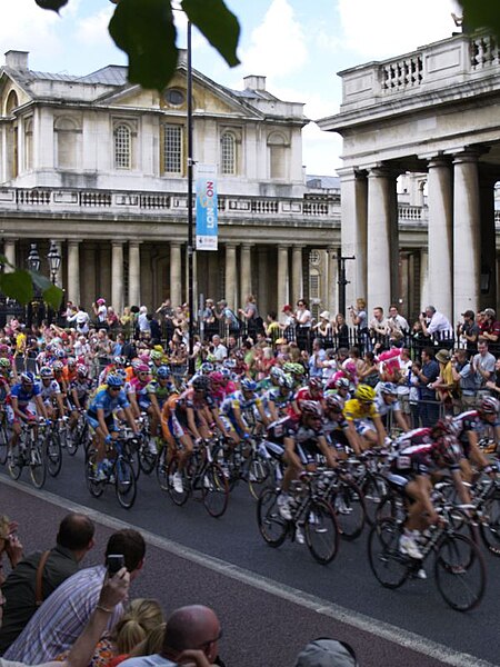 File:Tour de France 2007 in London columns.jpg