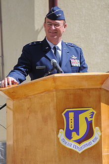 Генерал-майор ВВС США Стивен Фостер, помощник главкома 9-го военно-воздушных сил и Центрального командующего ВВС США, выступает на церемонии перерезания ленточки в Центре развития женщин 25 августа 2010 г. 100825-F-RX342-093.jpg
