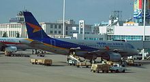 Airbus A319 d'United Eagle Airlines à l'aéroport international de Kunming Wujiaba (2006)...