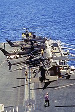 Helicópteros Sikorsky UH-60 Black Hawk do Exército dos EUA, Bell AH-1 Cobra e Bell OH-58 Kiowa no convés do porta-aviões da Marinha dos EUA USS Dwight D. Eisenhower (CVN-69) no Haiti, 1994.