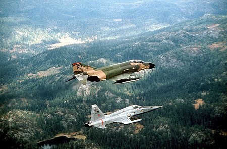 Tập_tin:US_F4_Phantom_and_Norwegian_F5_Freedom_Fighter.jpg