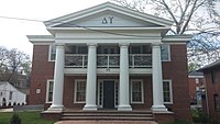 Das Delta-Upsilon-Haus an der University of Virginia.