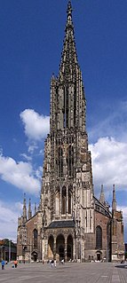 Ein Kirchturm ist der zu einem