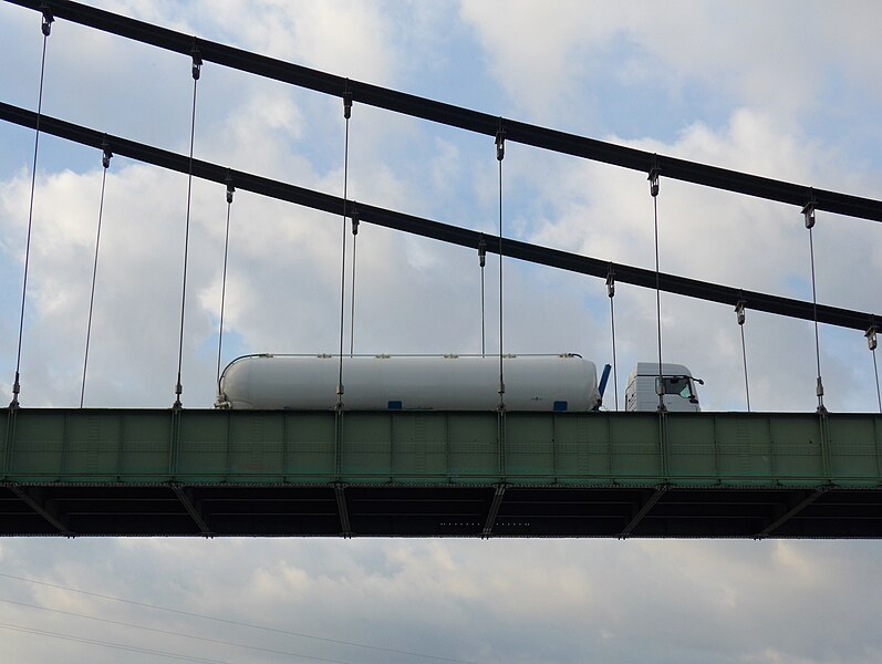 File:Un camion dans le ciel.jpg