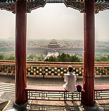 View of the Forbidden City from Jingshan Imperial Park Un hombre mira la Ciudad Prohibida de Beijing,desde el parque JingShan. Una espesa capa de bruma y contaminacion cubre la capital de manera permanente. (15733953712).jpg