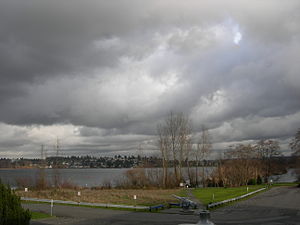 Vue en hiver sur Union Bay depuis l'ancien bâtiment du Musée d'histoire et de l'industrie (MOHAI) à Laurelhurst